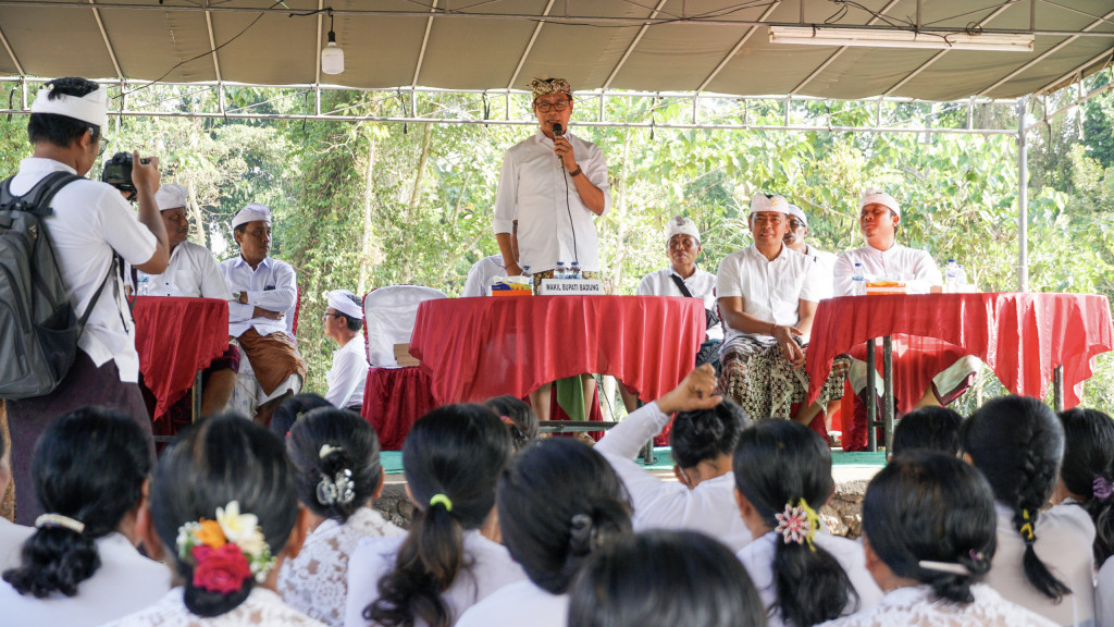 Wabup Suiasa Hadiri Pujawali Piodalan di Pura Prajapati Banjar Babakan Kangin Desa Gulingan